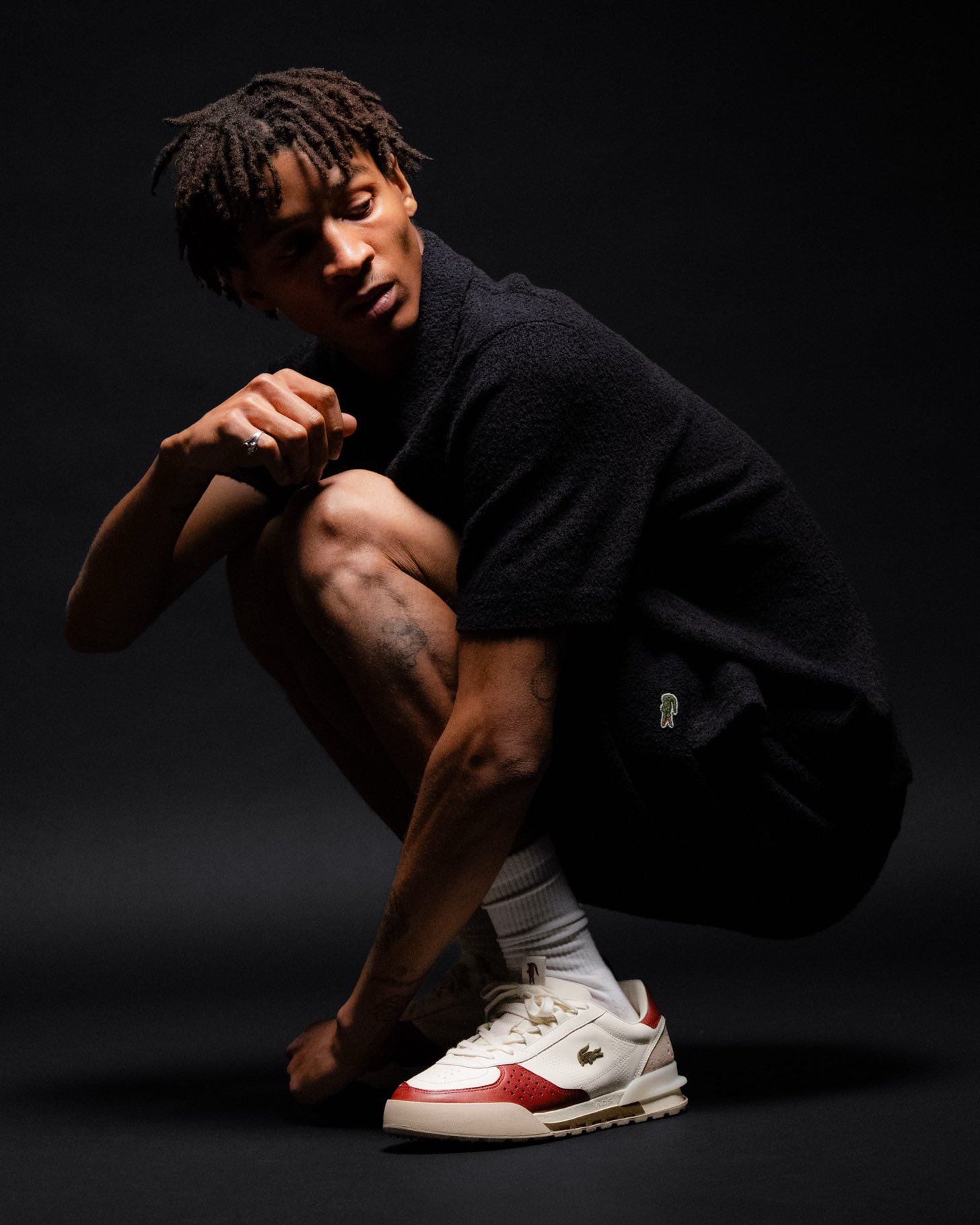 Lacoste-Kampagne mit Model in schwarzem Strick